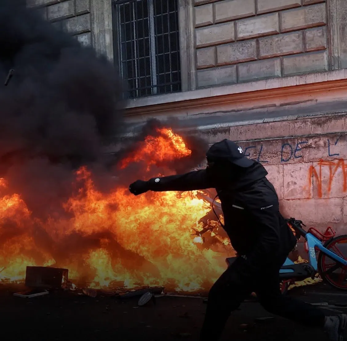 «Día de furia» en Francia: más de 1,200 detenidos en protestas masivas por la educación y el costo de vida