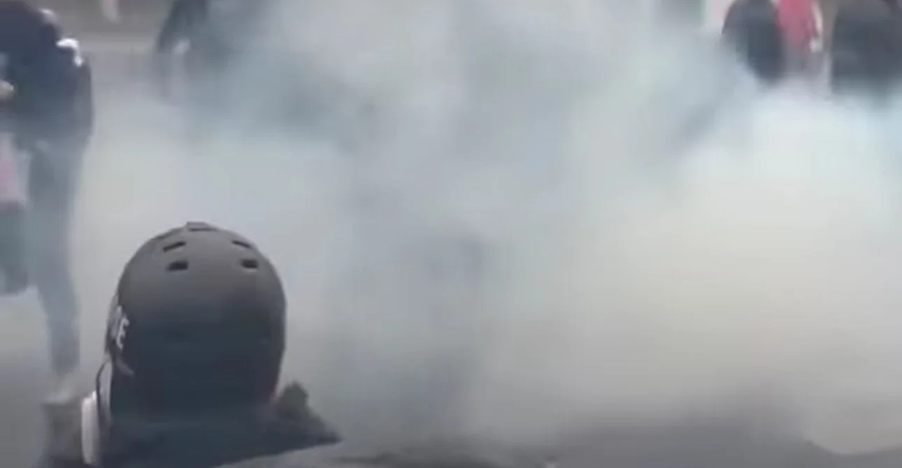 Con cañones de agua y gas lacrimógeno: así dispersó la policía las protestas en Francia