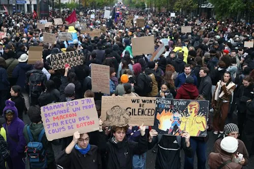 Casi 1,000 detenidos en Francia en otro sábado de protestas por el costo de vida y la educación