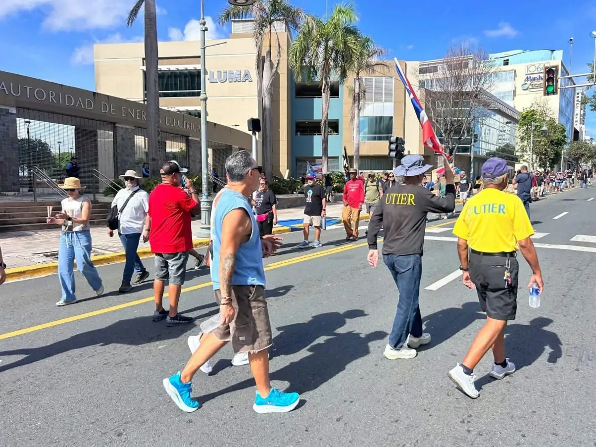«¡Fuera LUMA!»: con la bandera al frente, ciudadanos marchan en Santurce contra la factura de la luz