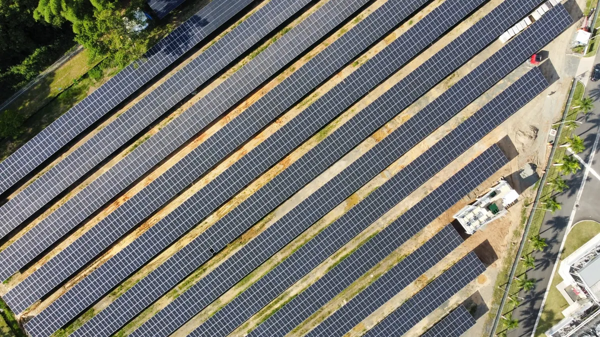 La gobernadora anuncia una cartera de proyectos solares y de baterías que sumaría 1,230 megavatios