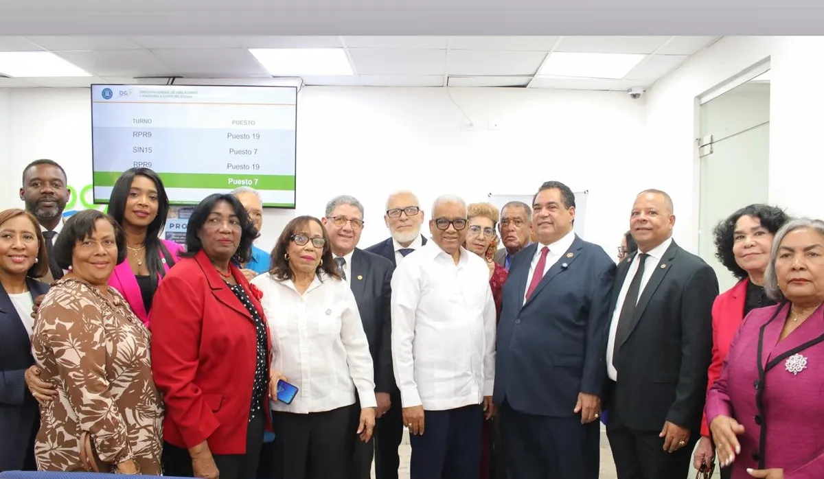 Gobierno otorga pensiones de RD$40,000 y seguro médico a 29 notarios