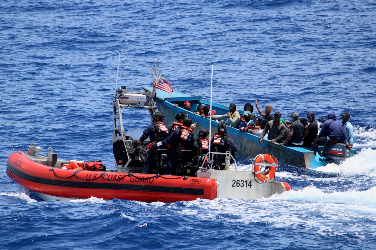 Interceptan una yola sobrecargada en el Pasaje de la Mona y devuelven a 63 migrantes a República Dominicana
