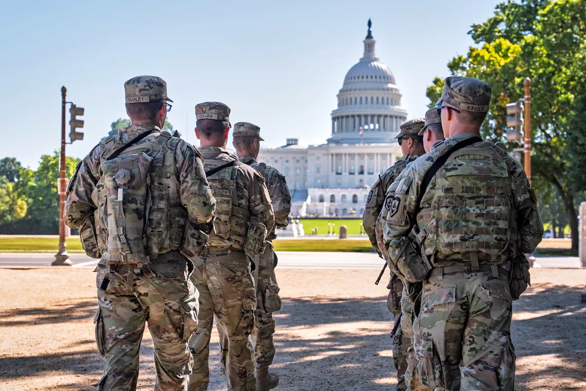 Un guardia nacional recibe un disparo al intervenir en una pelea callejera en Washington D. C.