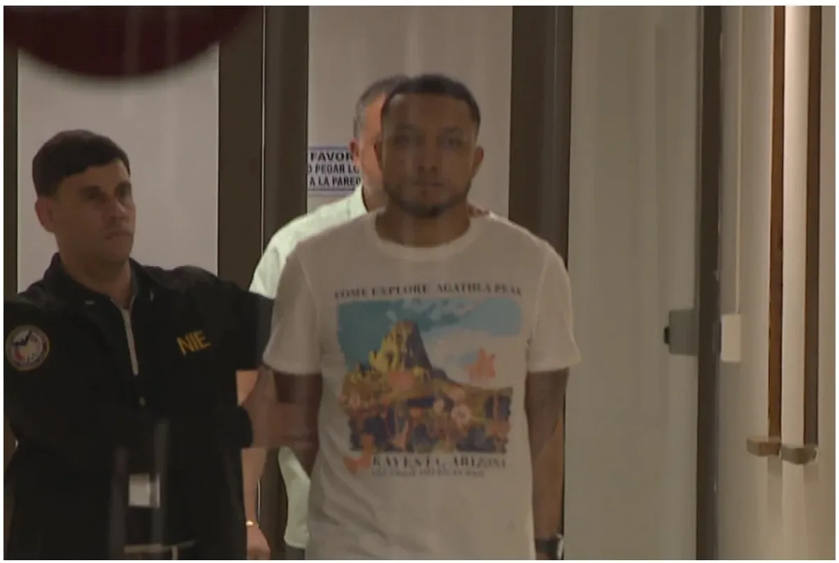 Hallan causa para arresto contra el agente sorprendido dentro del cuarto de evidencia de Juan Domingo