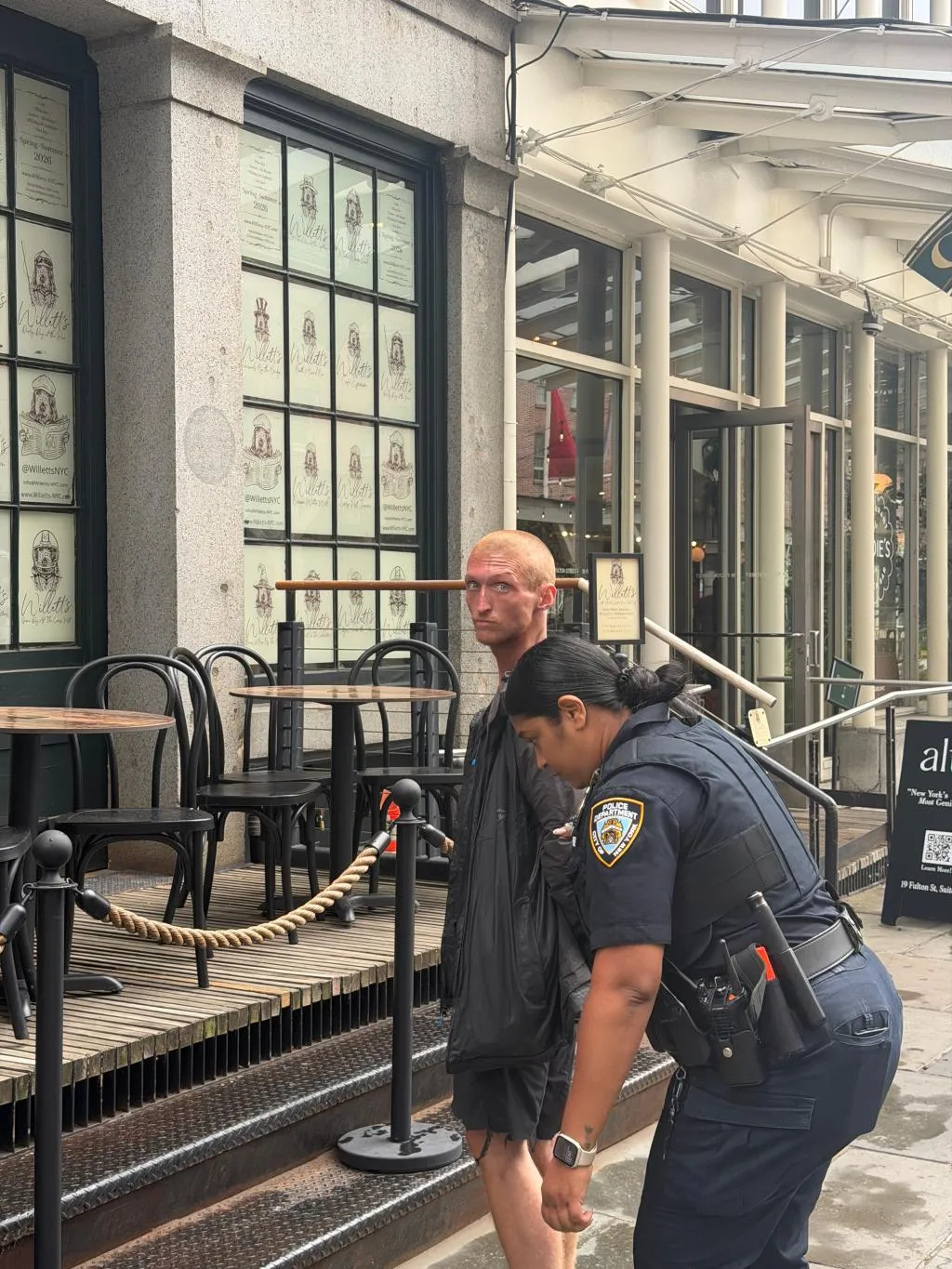 Oficiales del NYPD arrestan a Christopher Tarrant en el bajo Manhattan, cerca de South Street Seaport