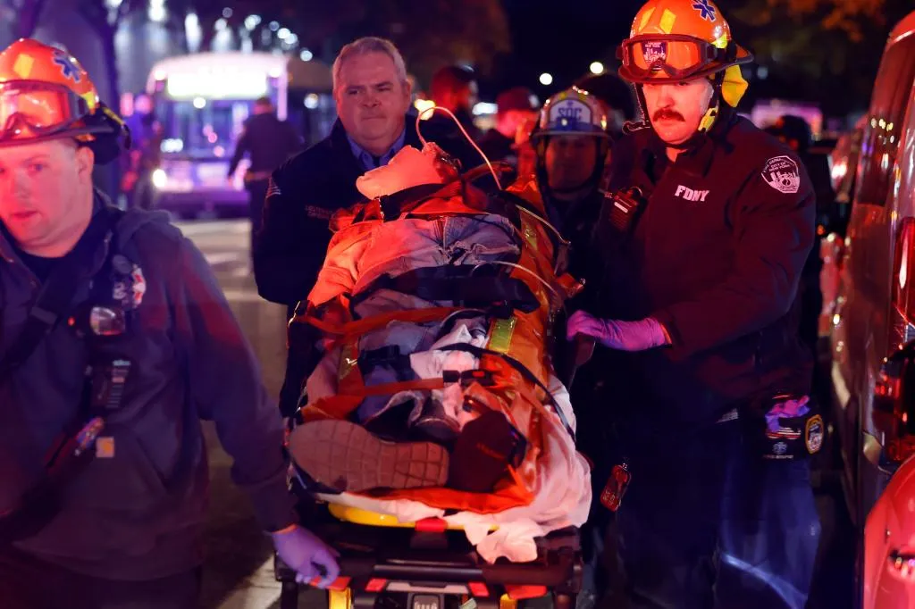 Hombre se atrinchera tras dispararle a dos personas en un edificio del Bronx