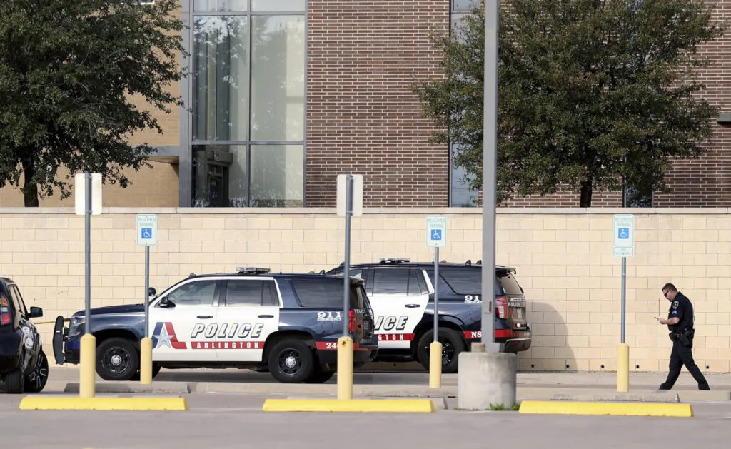 Un hombre baleado en Arlington muere dentro de su vehículo frente a una gasolinera en Fort Worth