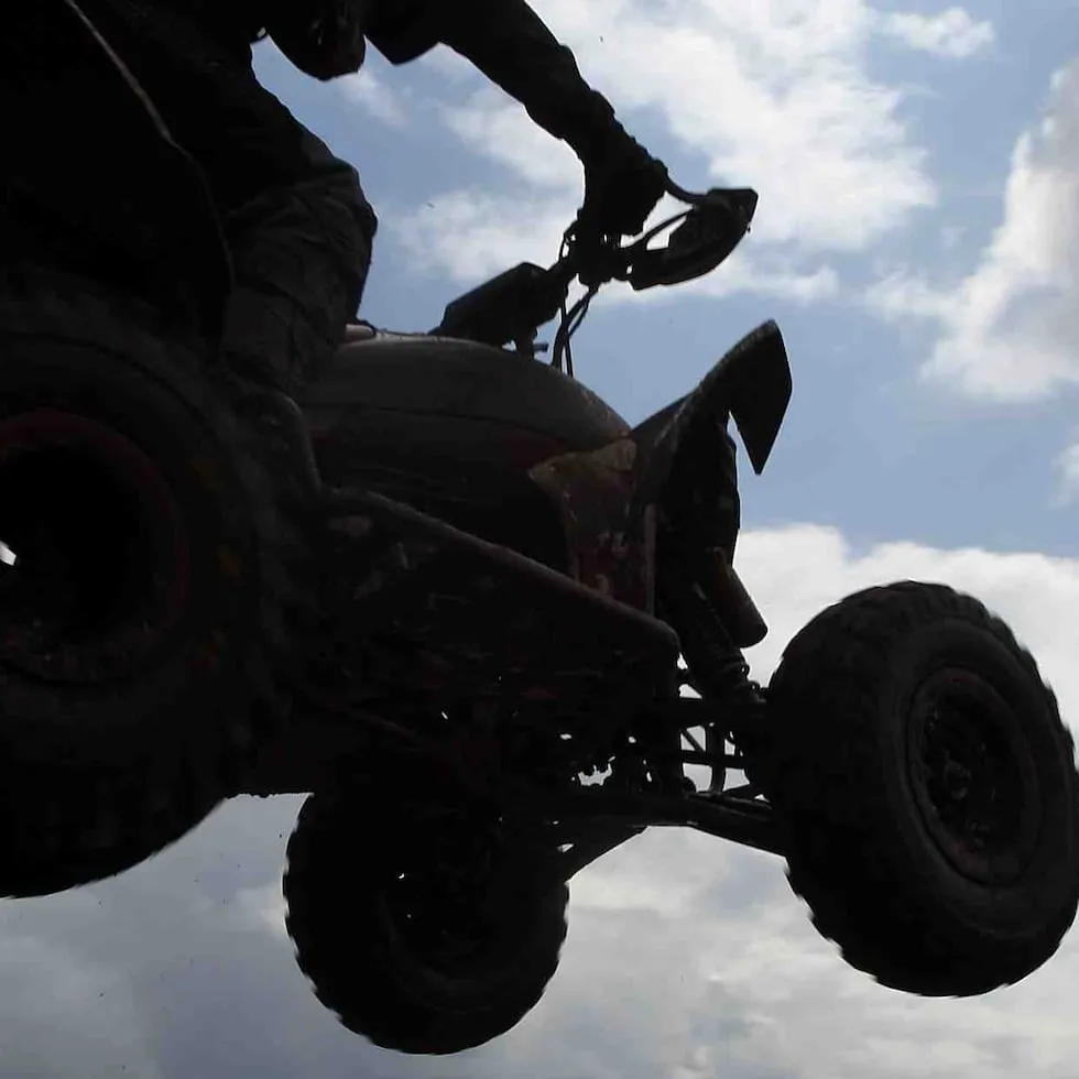 Un hombre pierde la vida tras caer de un «four track» en una calle de Río Grande