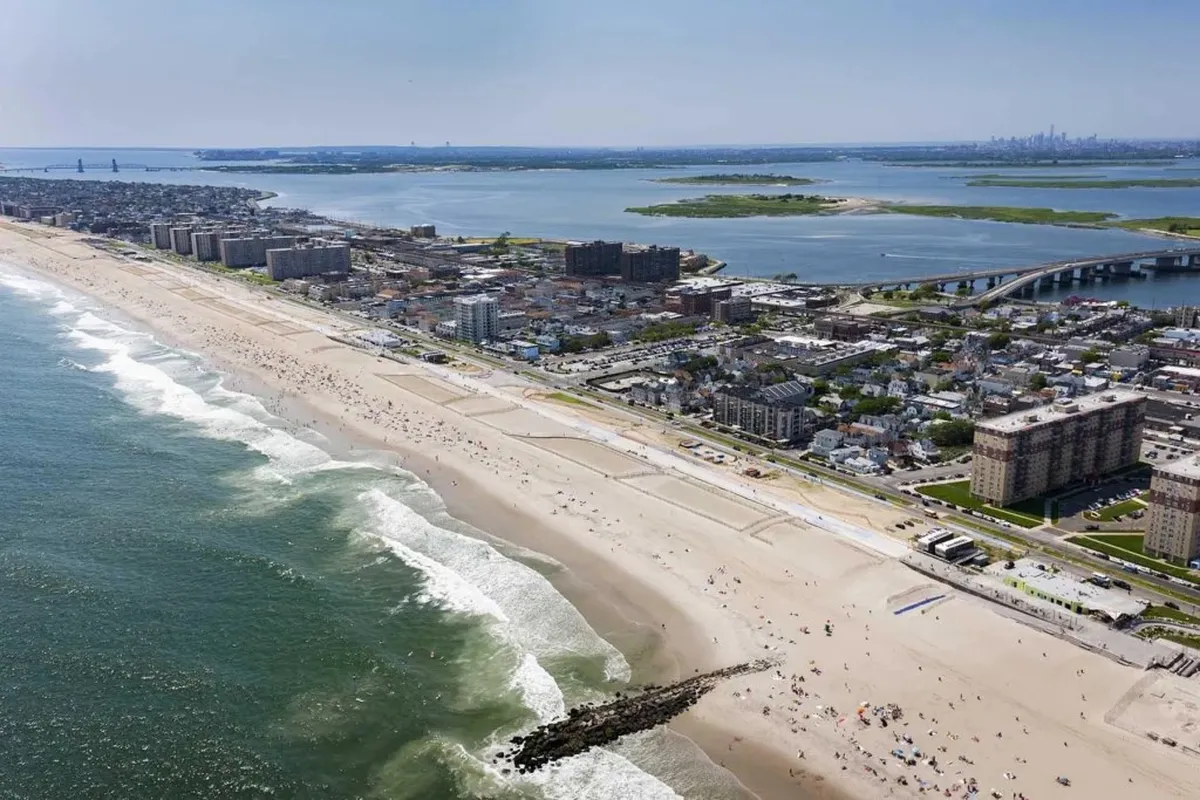 Un hombre de Queens se declara no culpable del asesinato de su pareja, hallada enterrada en Rockaway