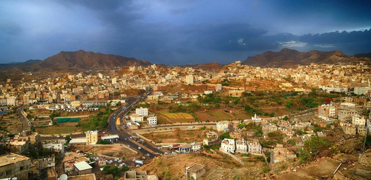 Los hutíes estrechan el cerco sobre Taiz y las familias buscan refugio en Yemen