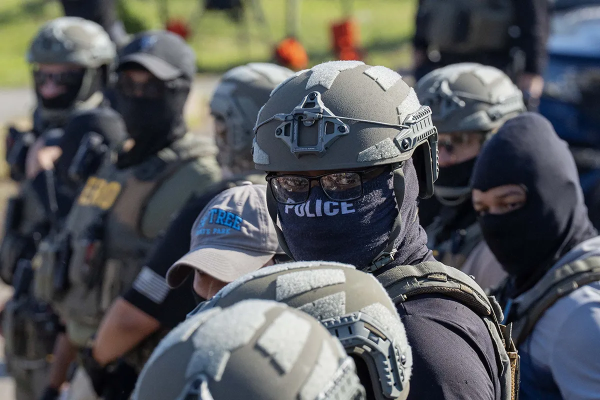 Agentes federales con equipo táctico y el rostro cubierto durante un operativo migratorio en Estados Unidos, imagen de apoyo