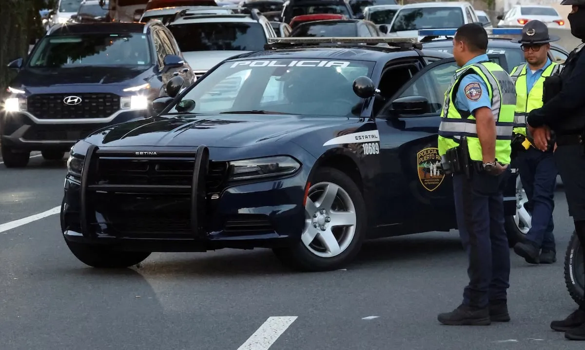 Una patrulla de la Policía de Puerto Rico detenida en una carretera con agentes de tránsito junto al vehículo, durante un operativo en la vía