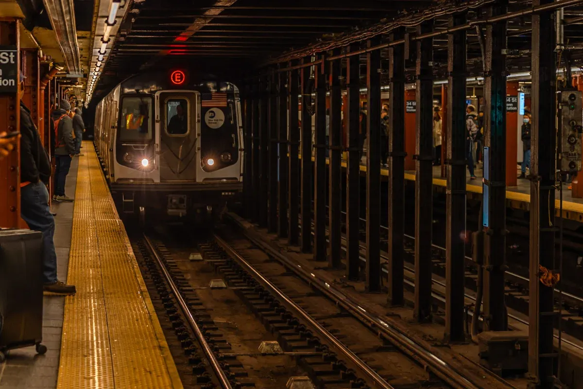 Identifican a la víctima del tiroteo en el subway de Midtown: Darell Rodriguez, guardia de seguridad de 26 años del Bronx