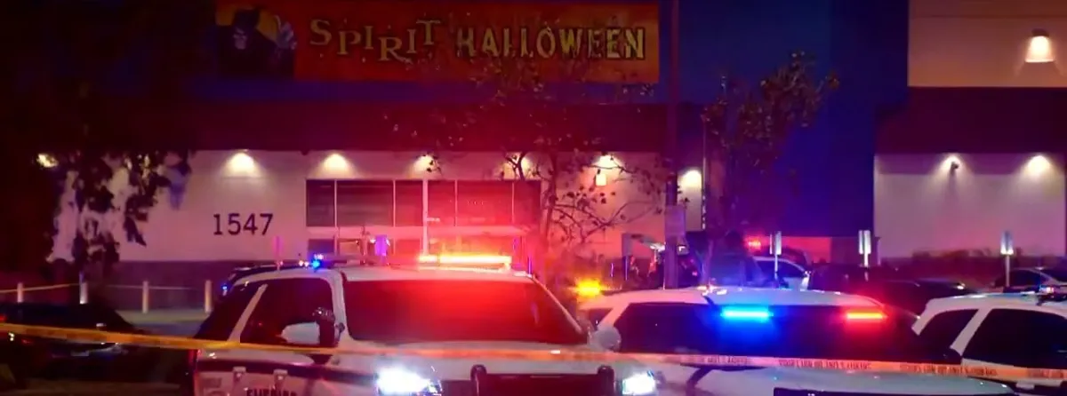 Patrullas con las luces encendidas frente a la tienda Spirit Halloween del centro comercial Solano Town Center en Fairfield, California, acordonada con cinta amarilla durante la noche