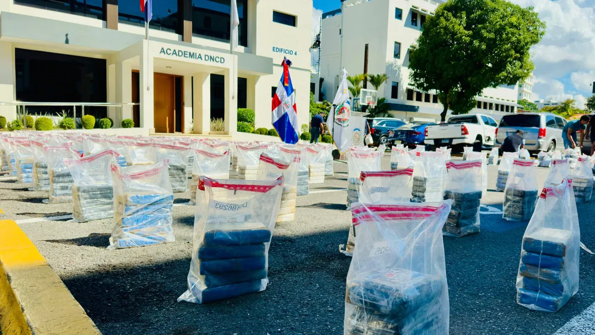 Más de una tonelada de presunta cocaína cae en altamar frente a Pedernales y tres colombianos quedan detenidos
