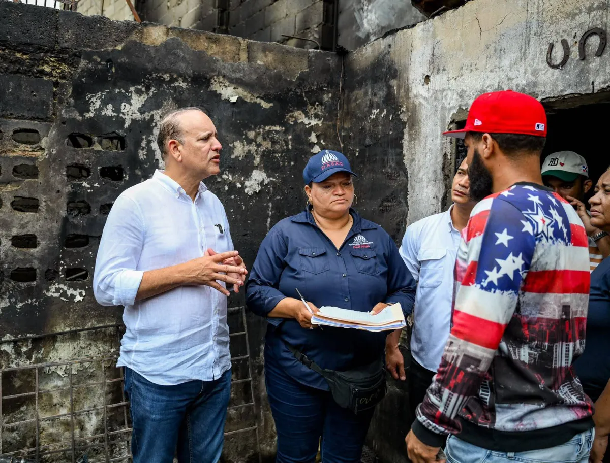Un incendio destruye cinco viviendas y afecta un taller de ebanistería en La Cambronal, Santiago