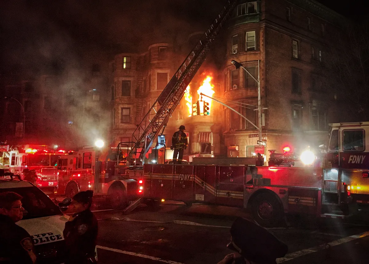 Un incendio eléctrico mata a un hombre y deja a otro herido en un edificio del Distrito Teatral de Manhattan