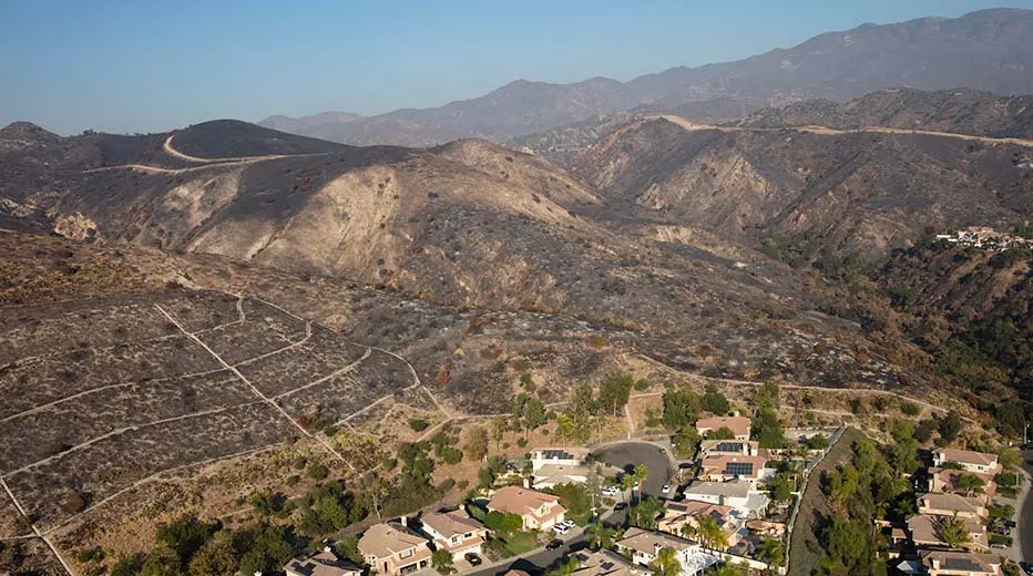 Un incendio forestal quema seis casas y obliga a evacuar a 16,000 personas en el sur de California