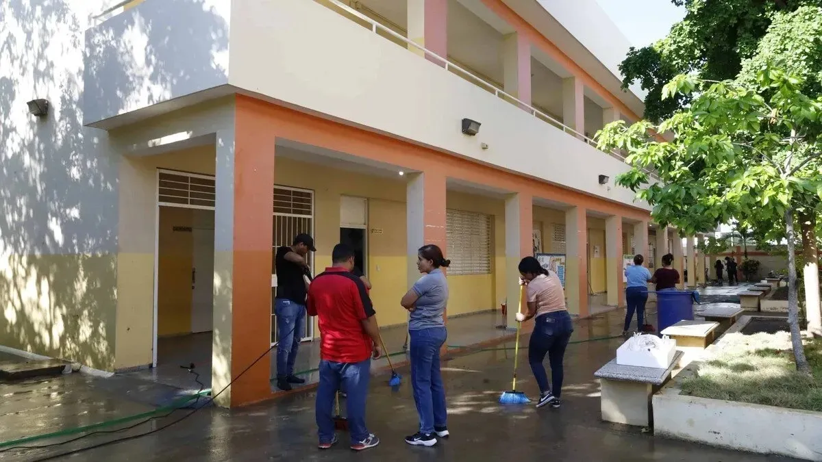 Las inundaciones obligan a suspender la docencia en centros educativos de Santiago