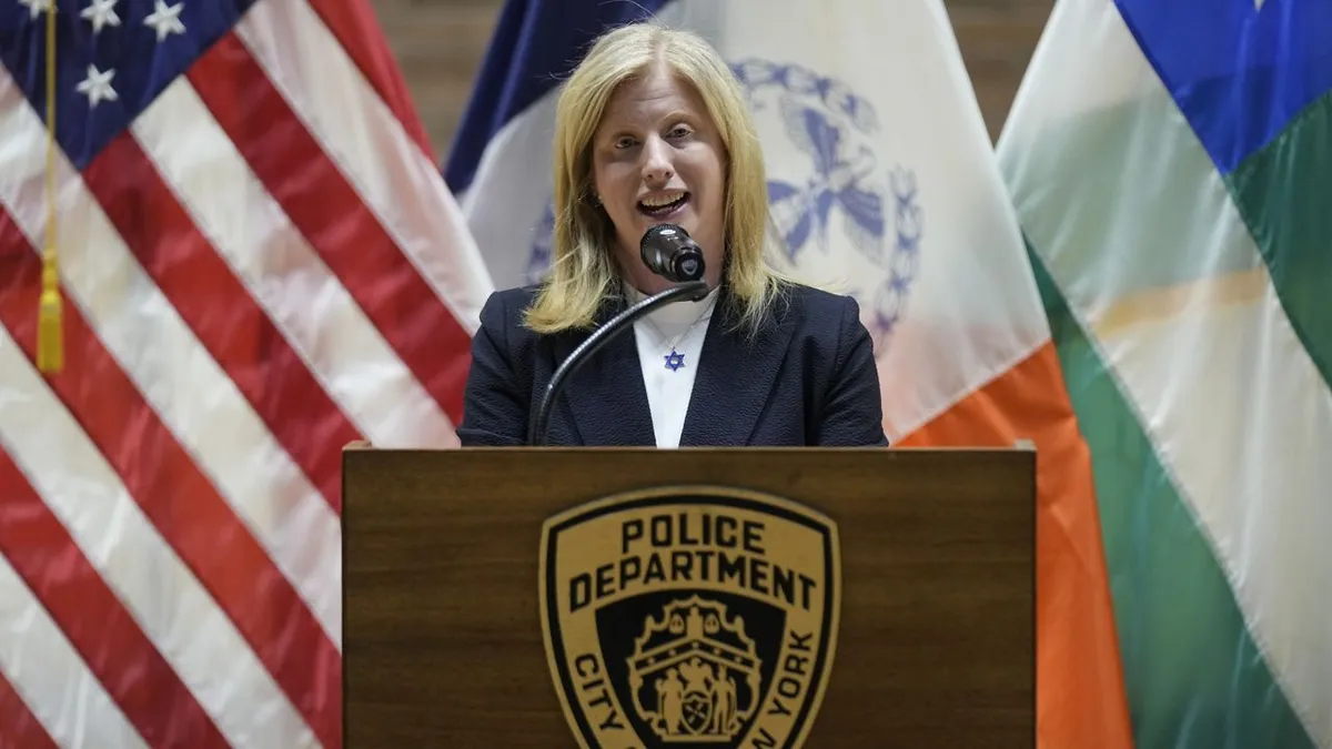 La comisionada del NYPD, Jessica Tisch, se roba el show con bromas sobre Mamdani en la cena Al Smith