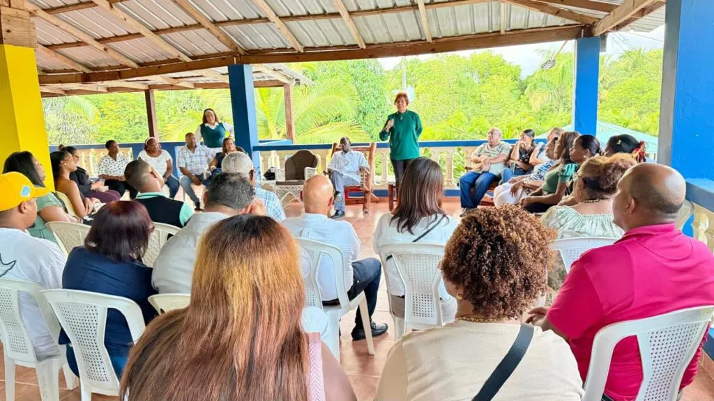 Josefina Pimentel advierte que muchos estudiantes avanzan de grado sin saber leer ni escribir