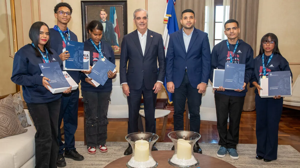 Los cinco jóvenes del récord mundial de lectura reciben beca y computadora en el Palacio Nacional