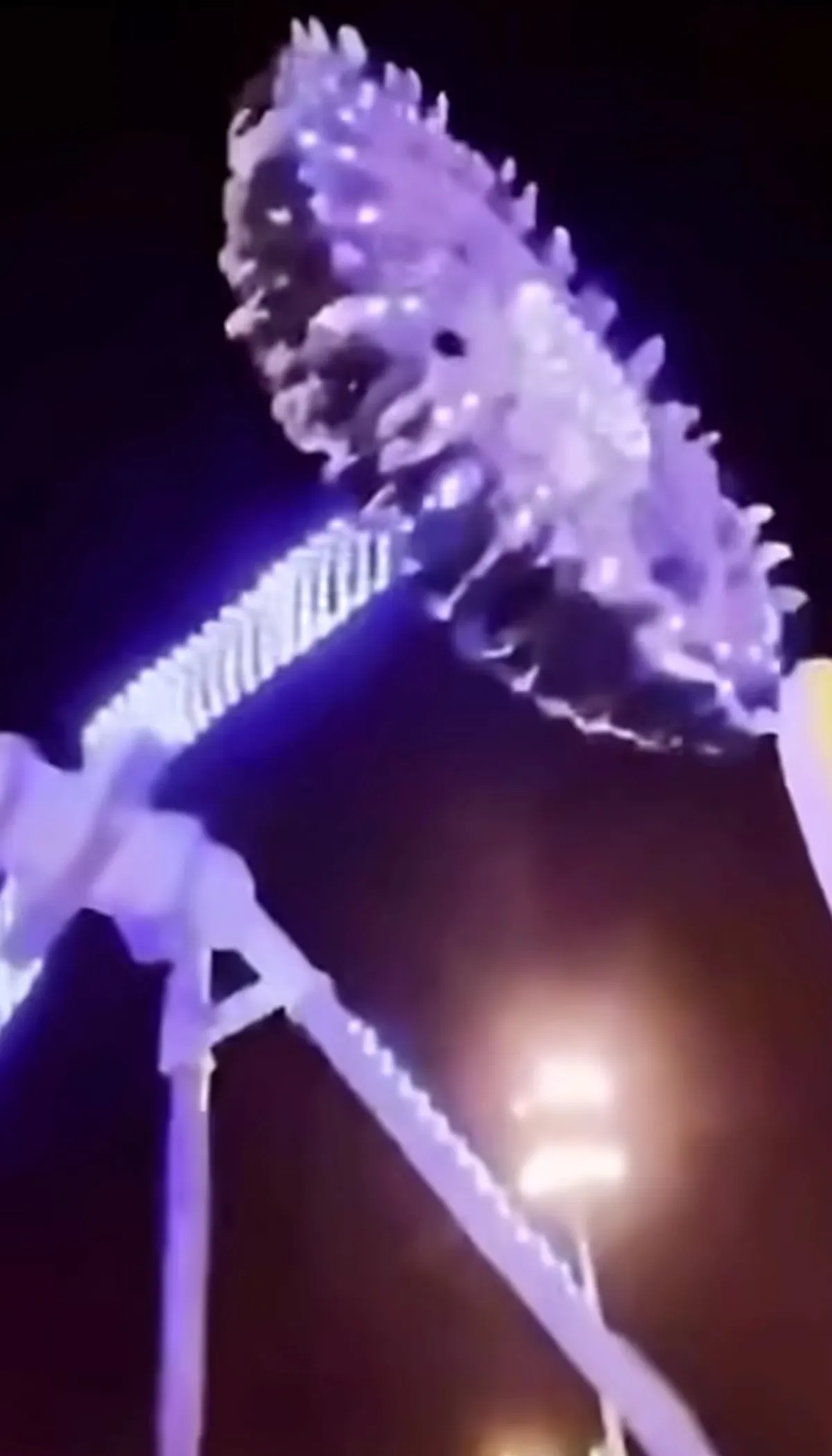 La atracción mecánica «360 Big Pendulum» iluminada de noche en el parque Green Mountain de Taif, Arabia Saudita, momentos del accidente
