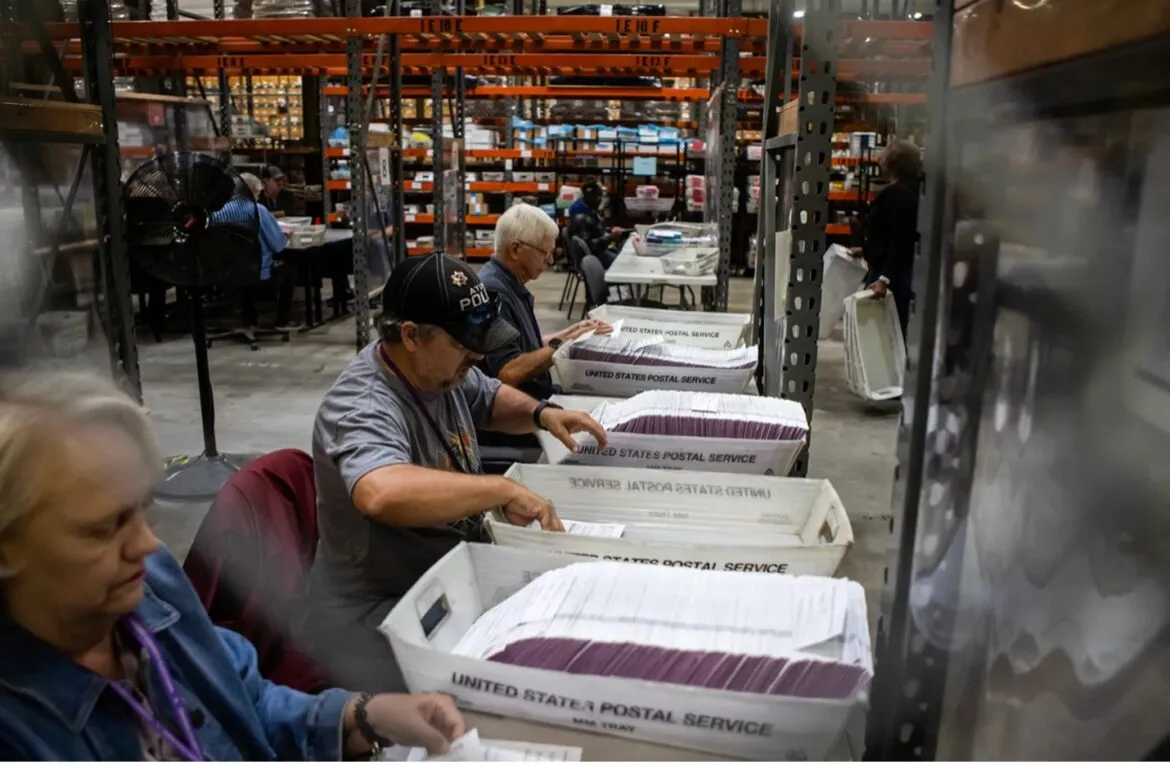 Un juez federal evalúa hoy si bloquea el conteo de más de 20,000 papeletas en California que Justicia señala como de posibles no ciudadanos