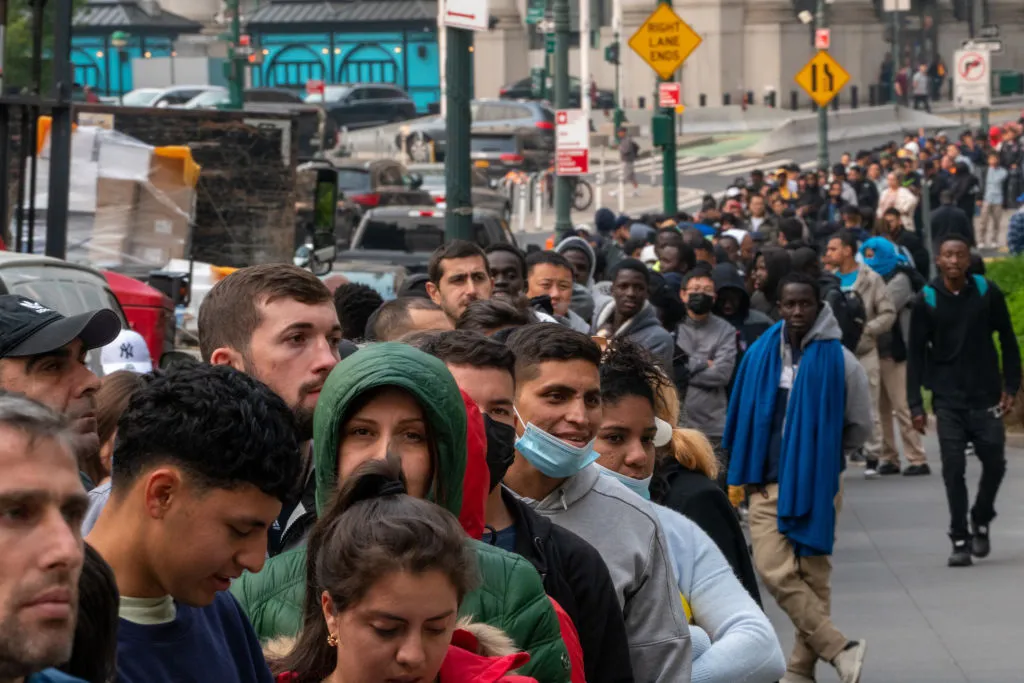 Una jueza federal frena la regla de Trump que recortaba el tiempo de los refugiados para defender su estatus