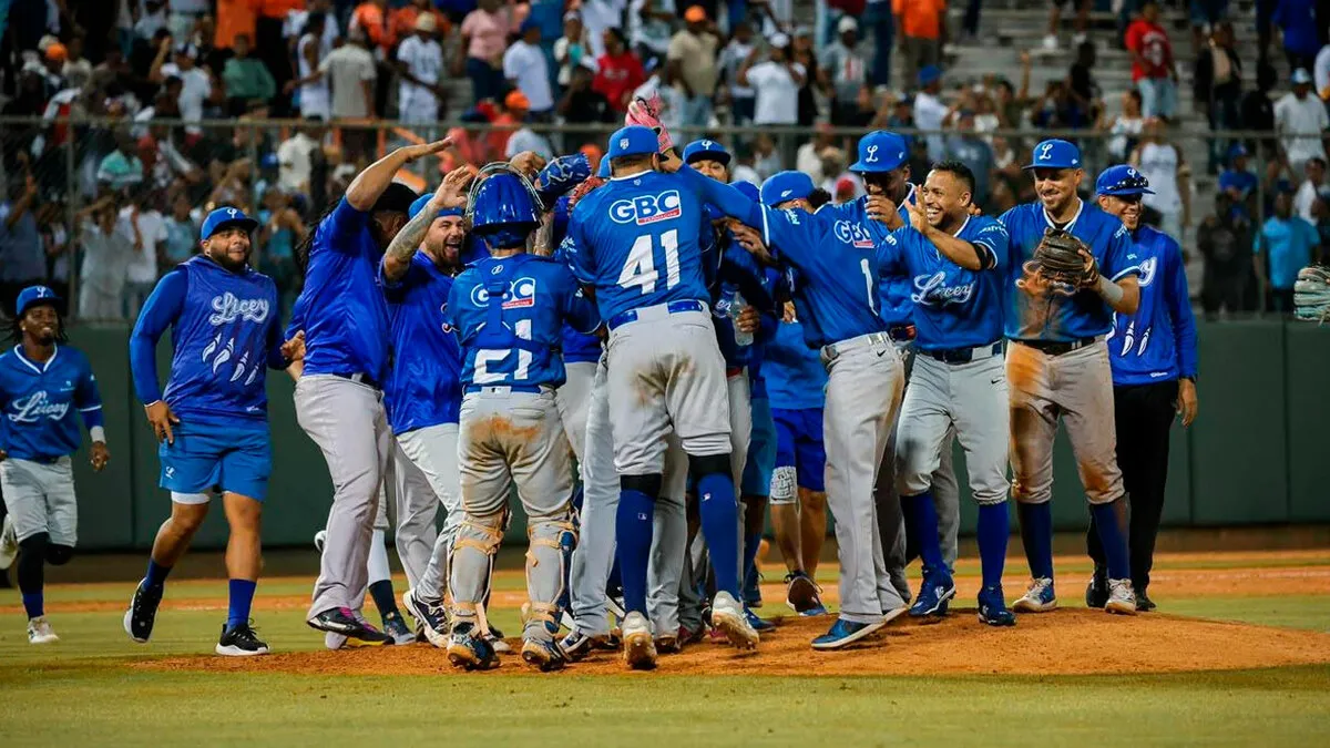 Siete lanzadores del Licey se combinan para dejar sin hits a los Toros en una noche histórica en La Romana