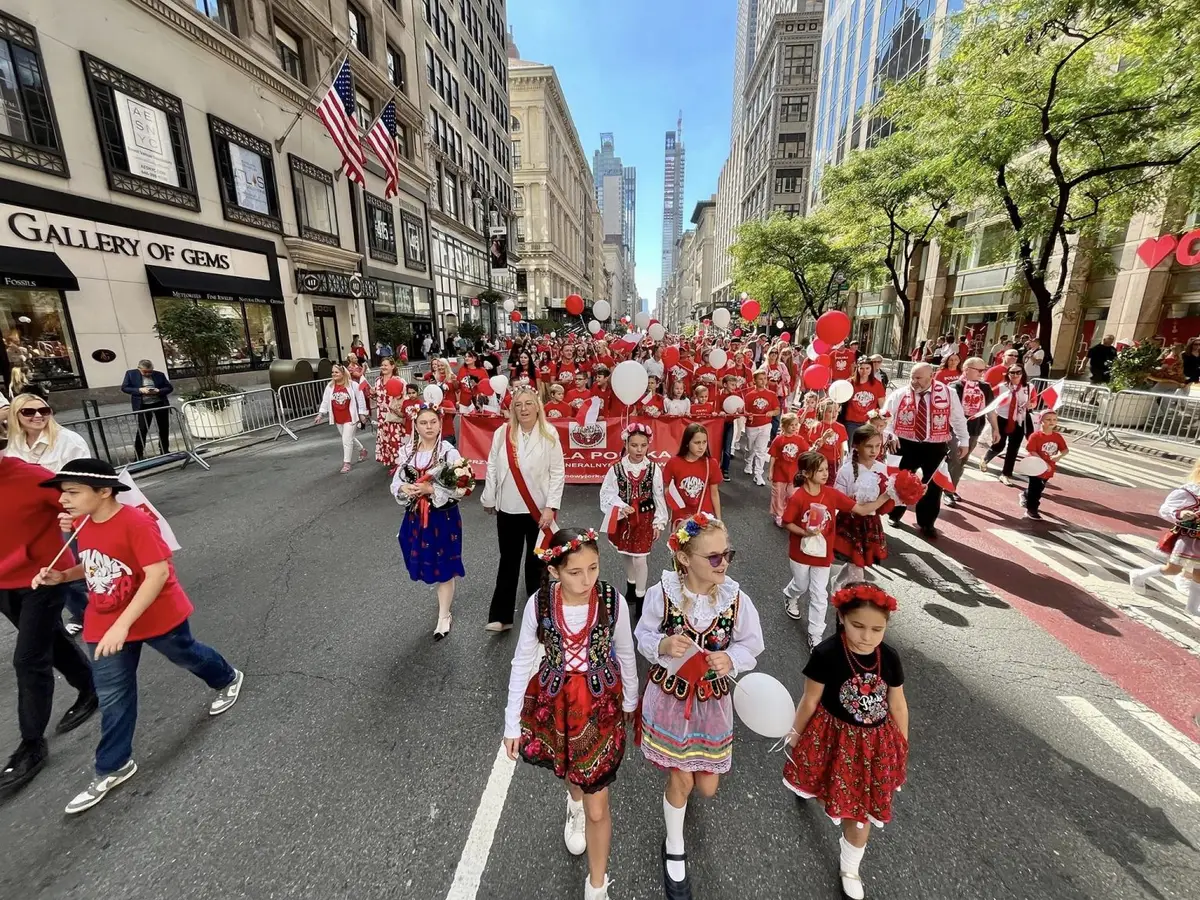 Líderes polacos de Nueva York, molestos con Mamdani por no asistir al desfile Pulaski
