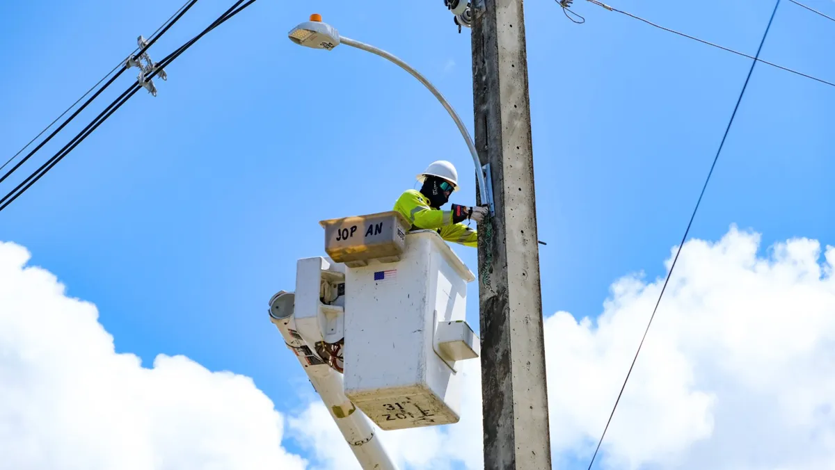 Trabajos de LUMA dejarán sin luz hasta 16 horas a sectores de ocho municipios este sábado