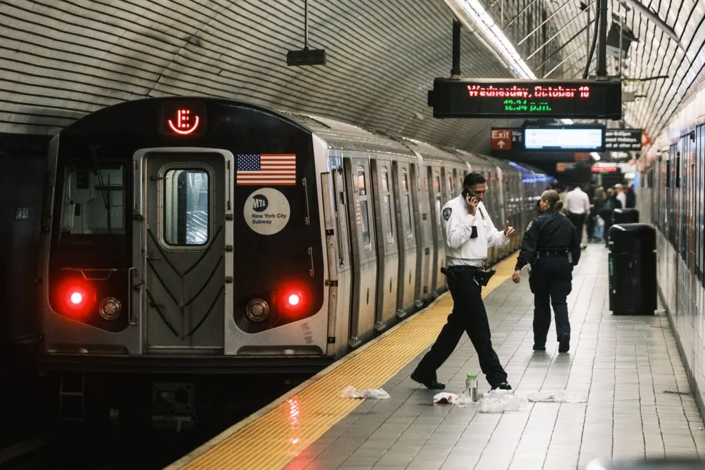 Matan a tiros a un hombre de 34 años dentro de una estación del subway en Midtown