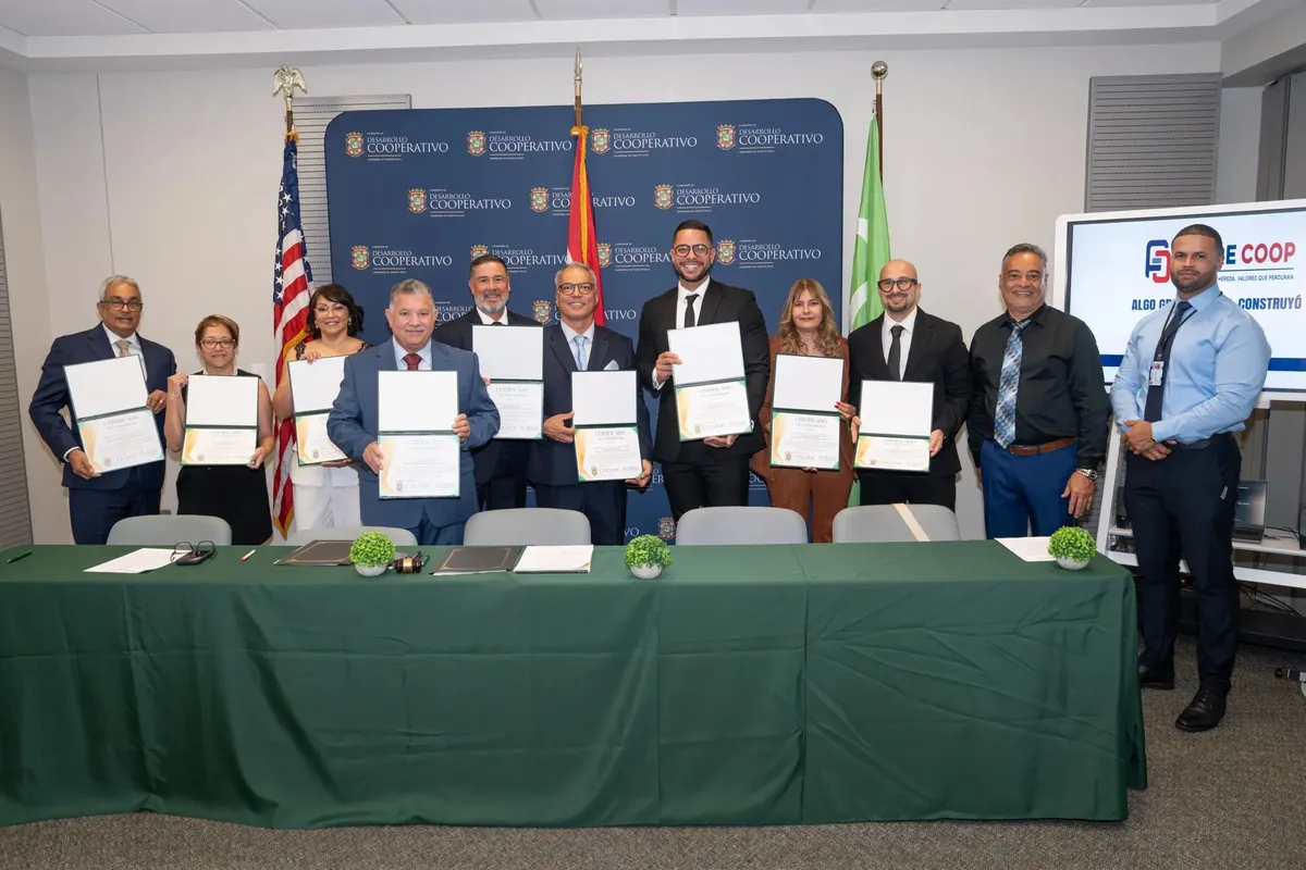 Representantes de las nueve empresas fundadoras de FerreCoop muestran sus certificados de constitución durante la asamblea constituyente, frente a un panel de Desarrollo Cooperativo