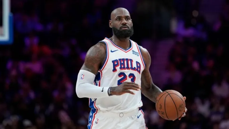 La NBA arranca esta noche con el debut de LeBron James con Filadelfia en la noche del banner de los Knicks