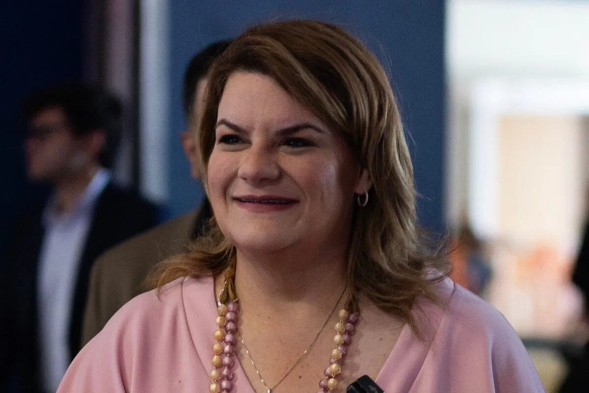 La gobernadora Jenniffer González sonríe durante una actividad pública