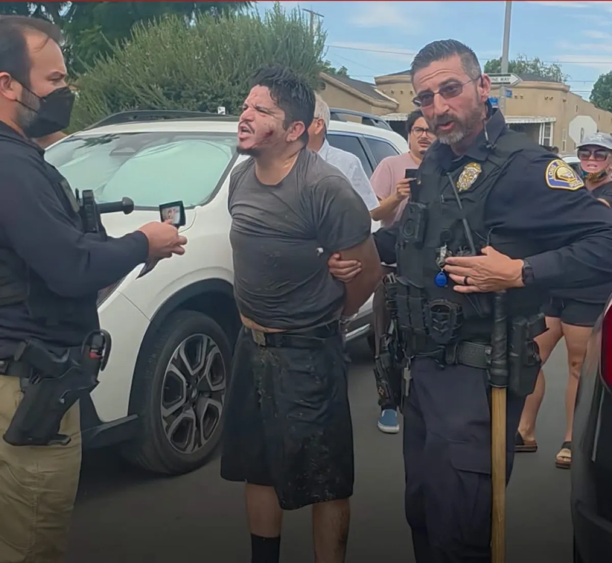 Nuevos videos muestran el instante en que un vehículo federal alcanza a Ricardo González, el ciudadano que salió con un brazo fracturado de un operativo de ICE en Long Beach