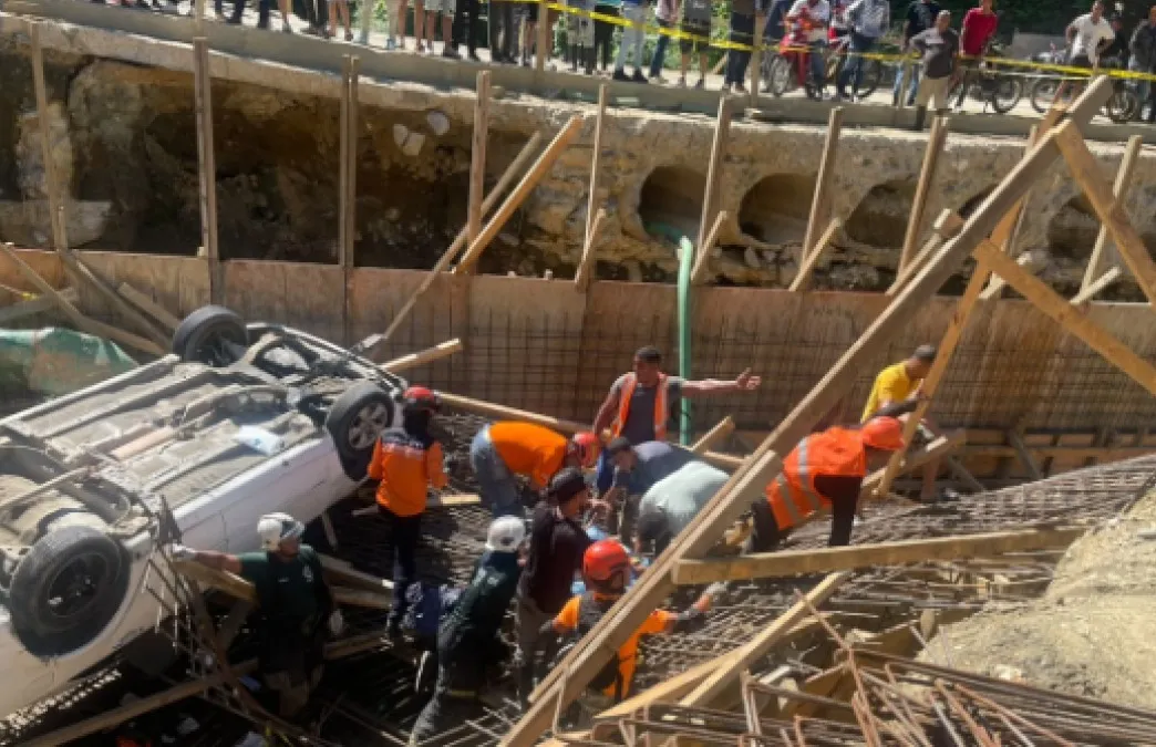 Un obrero muere y cuatro resultan heridos al caer un vehículo en la obra de un puente en La Peña, Duarte