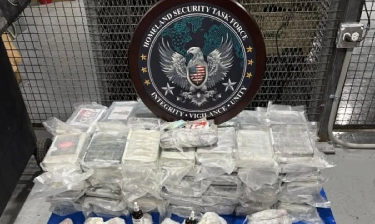 Paquetes de cocaína ocupados exhibidos junto al sello de la Fuerza de Tarea de Seguridad Nacional