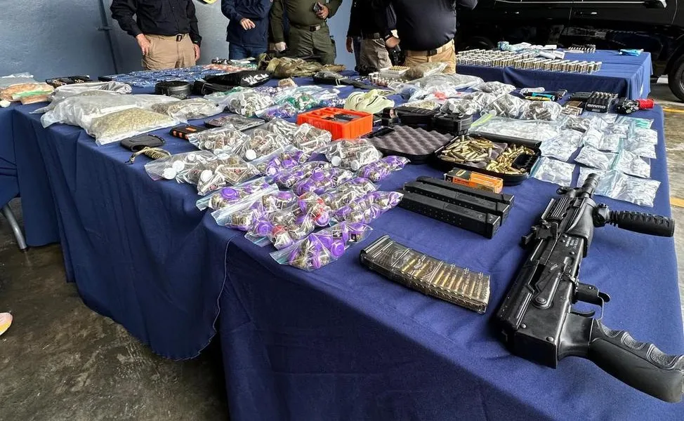 Ocupan siete armas, seis de ellas automáticas, en un negocio de Barrio Obrero durante un operativo nocturno en San Juan