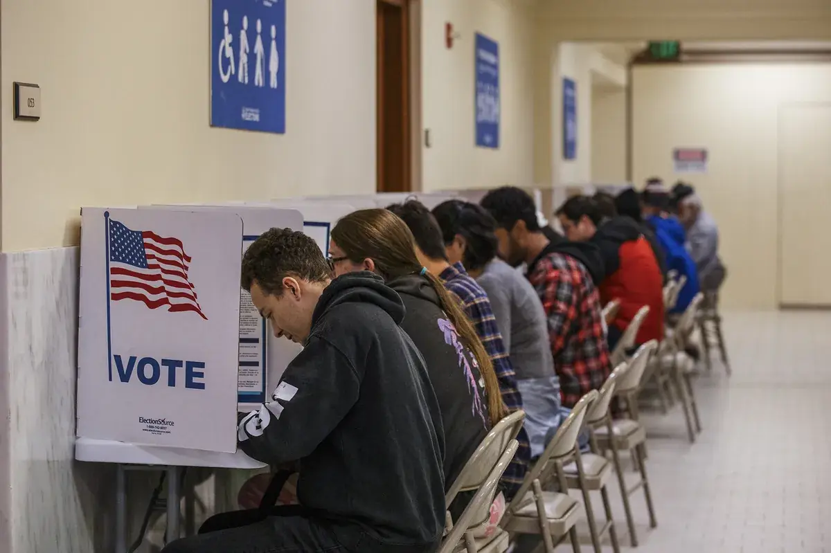 Arrestan a 11 y acusan a 28 en California en la operación electoral de la Casa Blanca