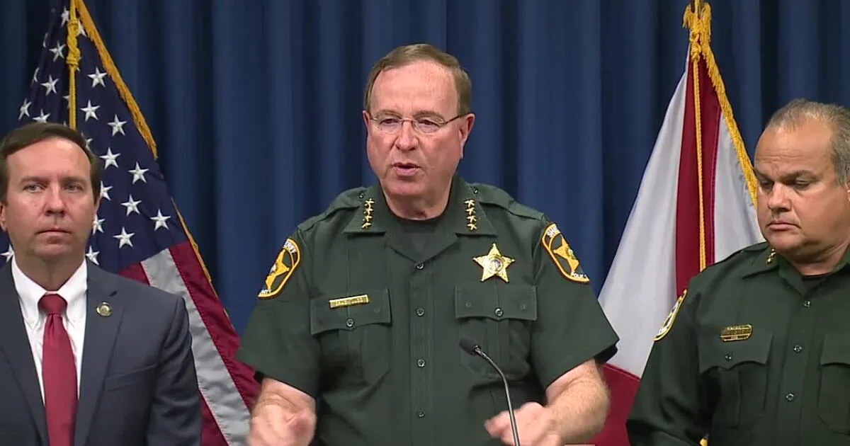 El sheriff del condado de Polk, Grady Judd, ofrece declaraciones durante la conferencia de prensa en Winter Haven en la que anunció los 281 arrestos del operativo, acompañado por otros funcionarios.