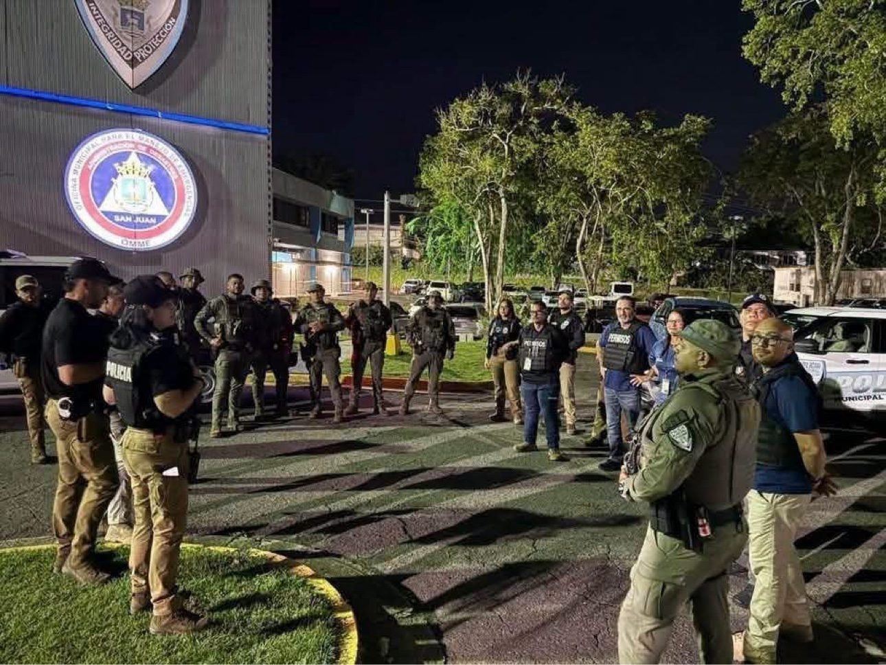 Agentes reunidos durante el operativo nocturno en San Juan