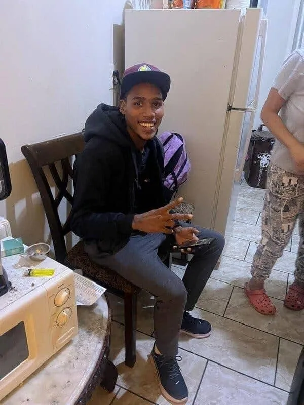 Salió de Santo Domingo por la «Vuelta por México» y terminó baleado por el ICE frente a su hijo de cinco años