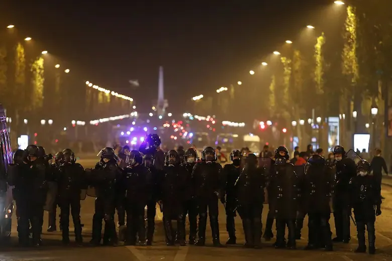 París cerró dos zonas con un toque de queda nocturno tras los peores disturbios en años en Francia