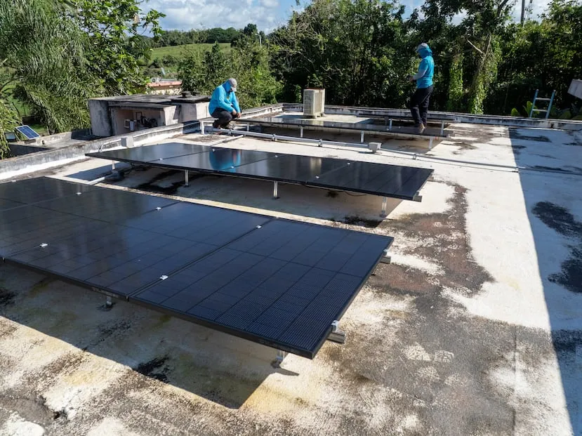 Las instalaciones de placas solares conectadas a la red se desplomaron más de 60% en el último semestre