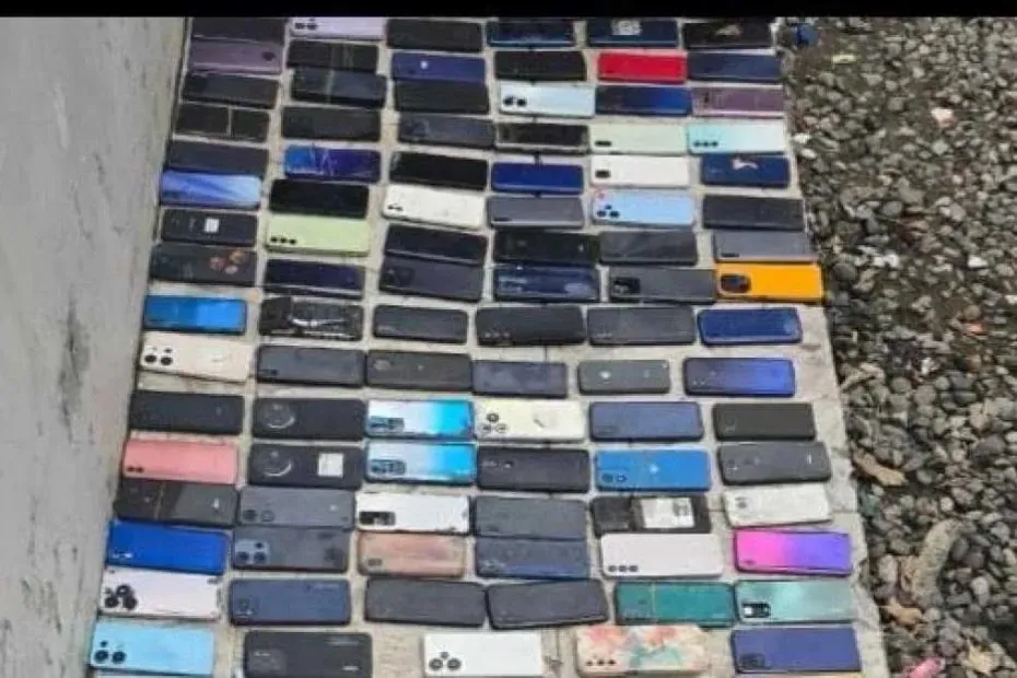 Policía ocupa 190 celulares en un operativo en Los Alcarrizos