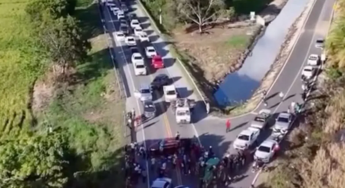 Productores de arroz bloquean la Autopista del Nordeste en rechazo a las importaciones