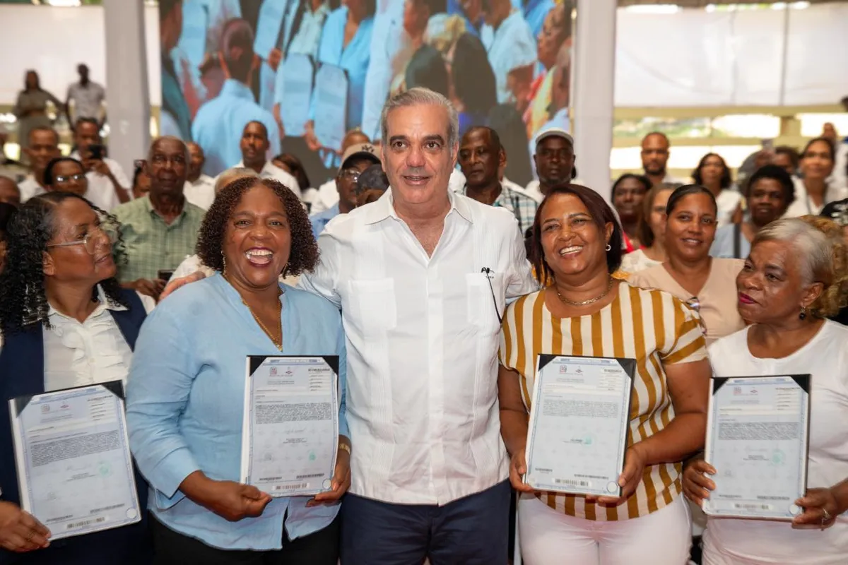 Más de 10,000 residentes de Villa Altagracia se benefician de la entrega de 2,200 títulos de propiedad